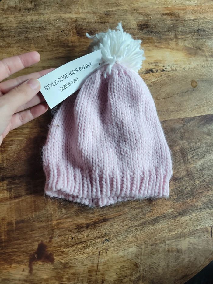 Bonnet rose et pompon blanc taille 12 m