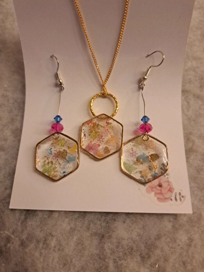 Boucles d'oreilles pendante avec pendentif assortie multicolore - photo numéro 3