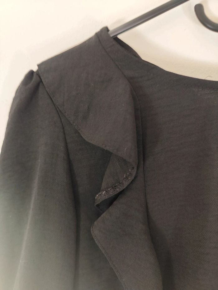Blouse noire ras de cou froufrous - photo numéro 3