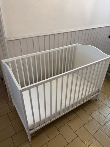 Lit bébé IKEA + matelas