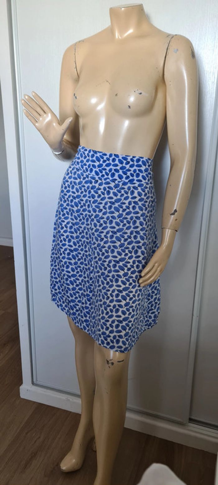 superbe jupe courte legere taille 48 bleu bonheur