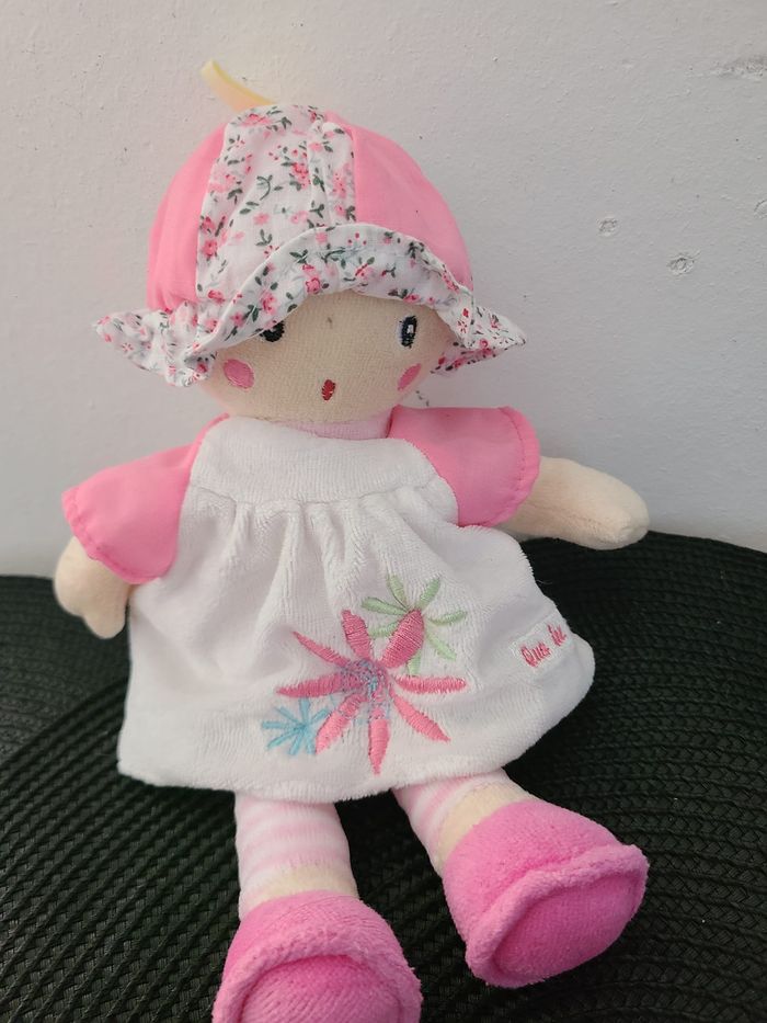 Doudou Poupée Fille Rose Robe Chapeau Fleur que du bonheur - photo numéro 2