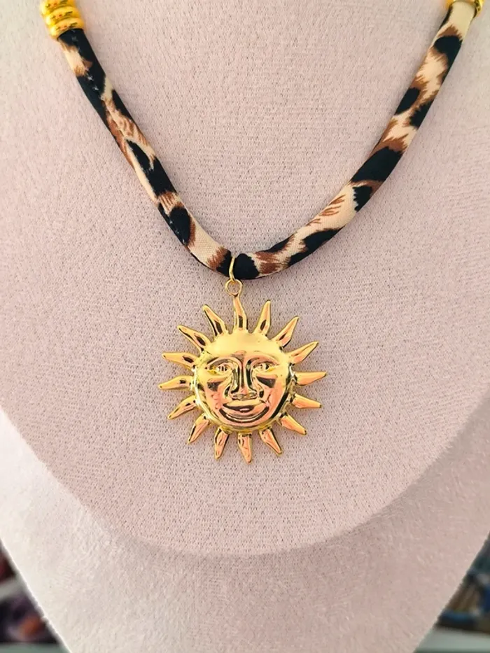 Collier motif léopard avec soleil doré - photo numéro 7
