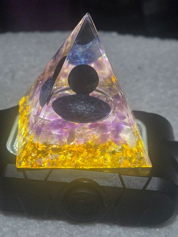 Pyramide résine obsidienne 