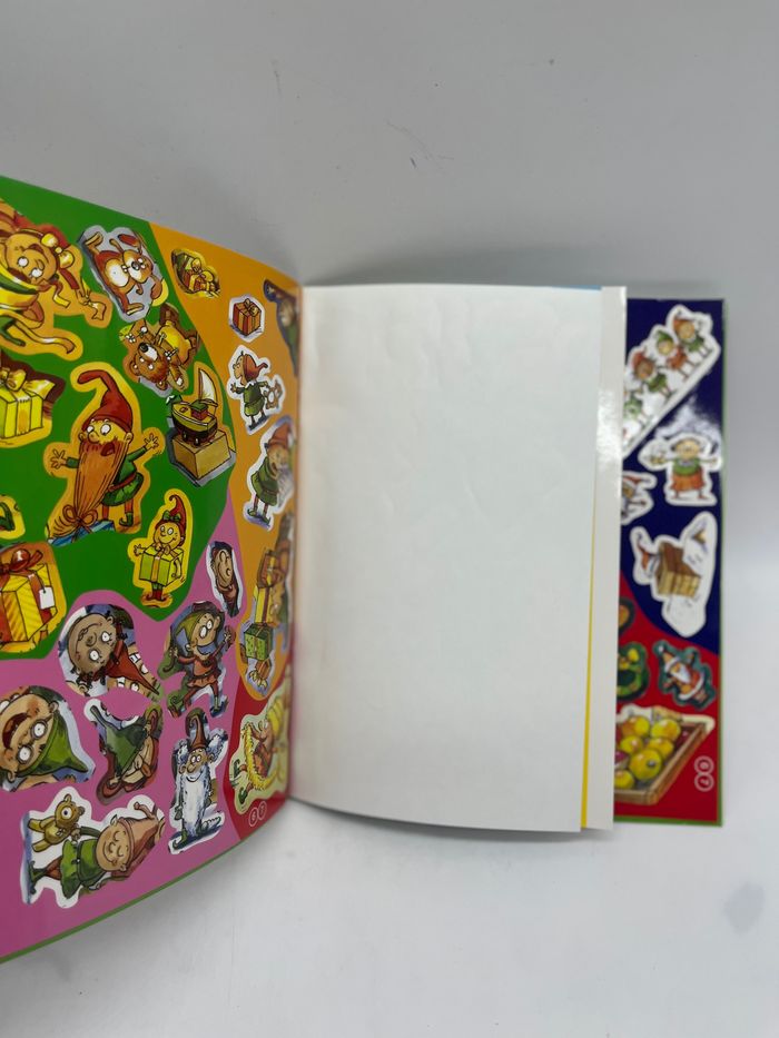 Livre d’activité  Magazine Spécial Noël Gommette et jeux Neuf - photo numéro 4