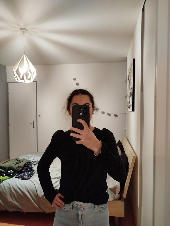 Pull avec épaulettes taille XS.