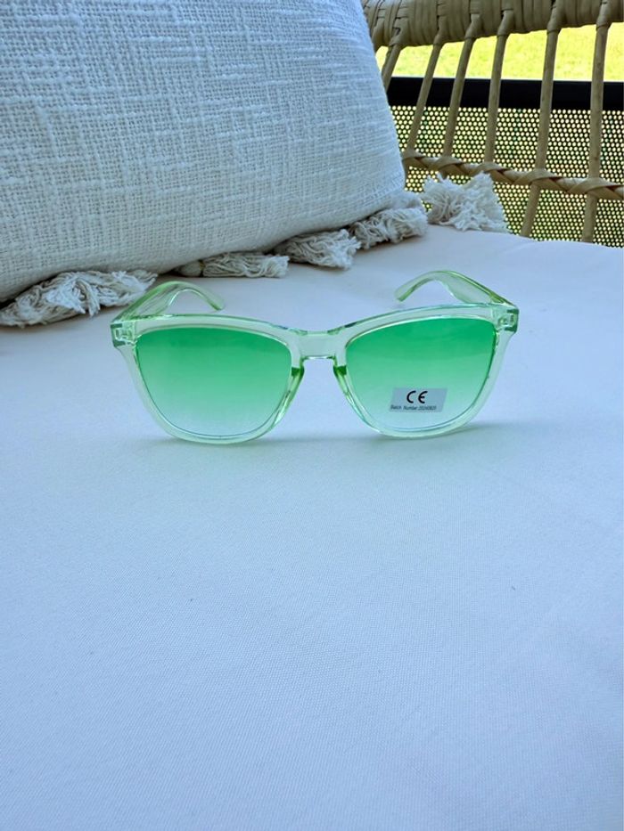 Lunettes de soleil vertes transparentes – look rétro tendance