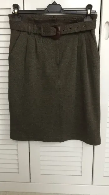 Jupe droite d’hiver avec ceinture