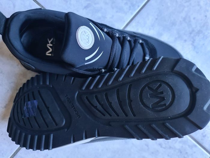 Baskets Michael kors noires neuves  pointure 45 - photo numéro 3