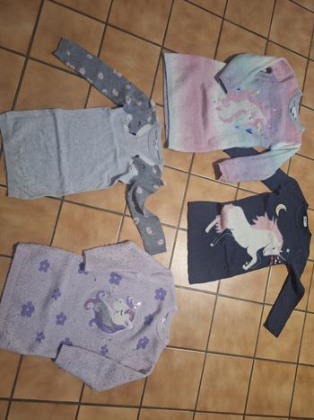 Lot pull robe 5ans et 6 ans 