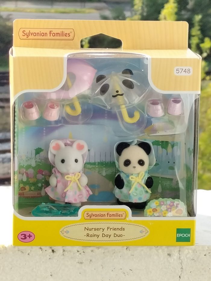 Le Duo des bébés en habits de pluie