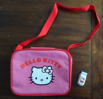 Lot Hello kitty: Trousse de toilette ou d’accessoires fille + petite voiture Hot wheels 
