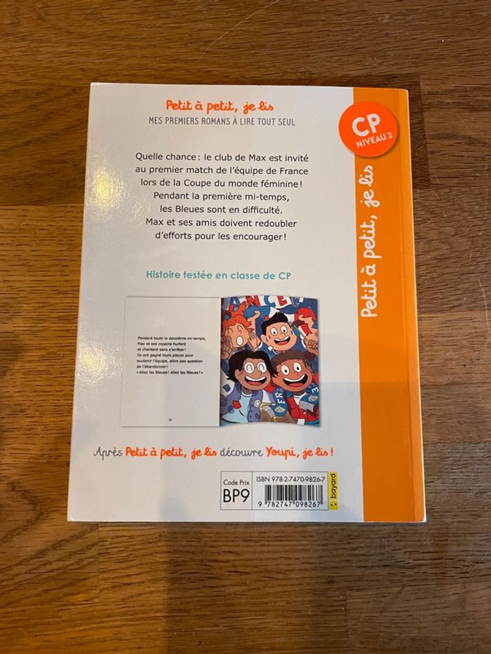 Livre Petit à petit je lis Max fou de foot Allez les bleues ! CP Niveau 2 - photo numéro 2