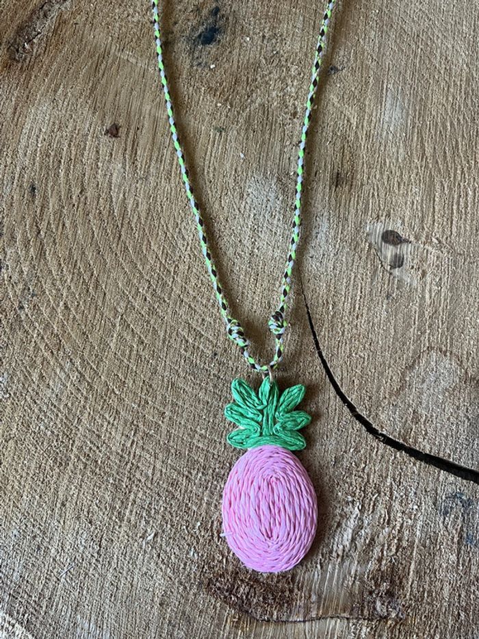 Collier ananas rose
