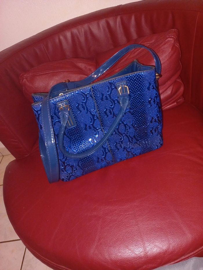 Sac à main bleue vernis croco