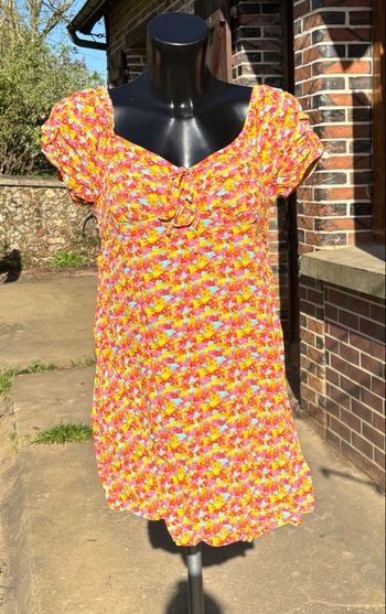 🌸 Robe courte fleurie multicolore – Taille 40 (L)