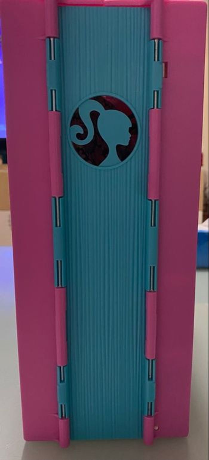 Lot Barbie (dressing,accessoires,poupées,voiture,scooter) - photo numéro 7