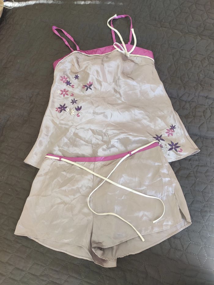 Ensemble lingerie satinée léger marron clair, motifs fleurs brodées Etam 38 très bon état