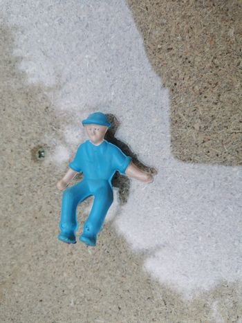 Figurine agriculteur assis en plastique