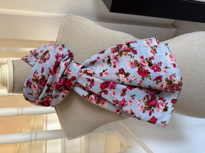 Foulard bleu fleuri rose - photo numéro 2