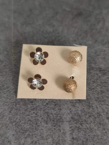 Lot de 2 paires de boucles d'oreilles fantaisie clous métal doré et strass motif fleur et boule