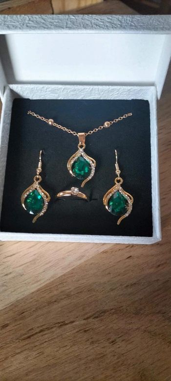 Parure doré perle verte collier, bague et boucles d'oreilles