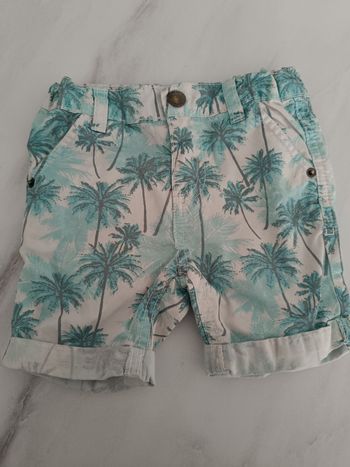 Short avec des dessins de palmiers