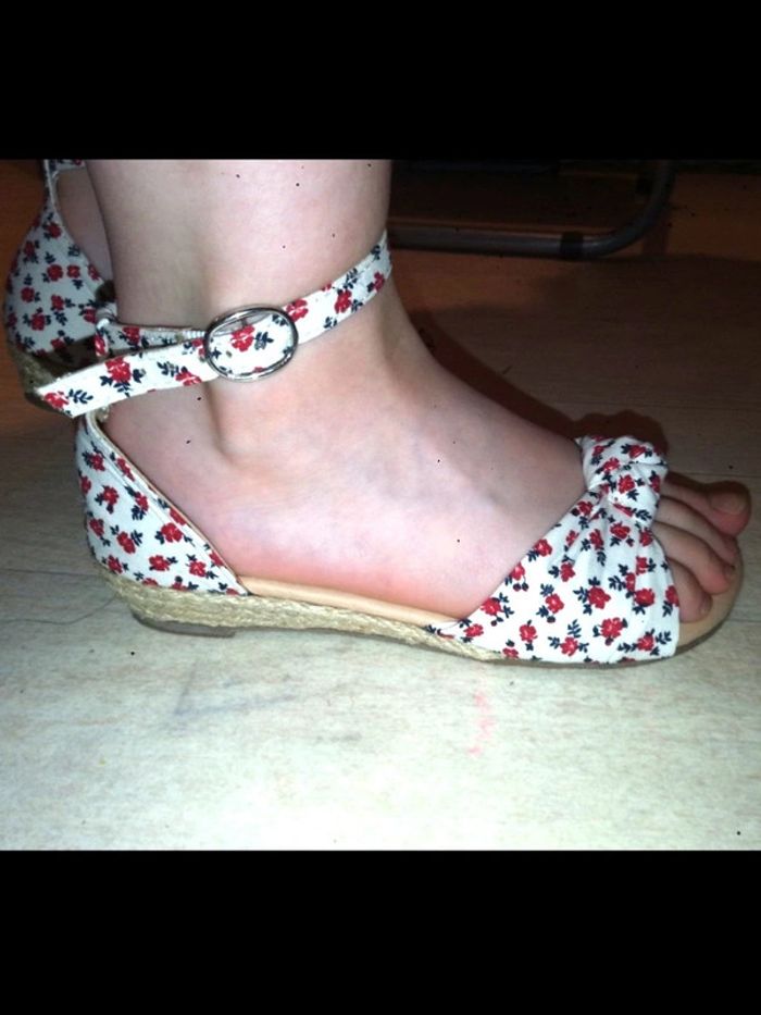 Sandales tissu fleurs rouges Liberto talons tressé