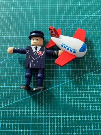 Goodies Turkish Airlines - jouets pilote avion en bois