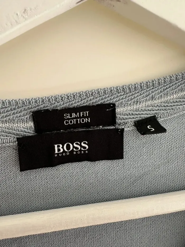 Pull bleu Hugo Boss en col V - taille S - photo numéro 2