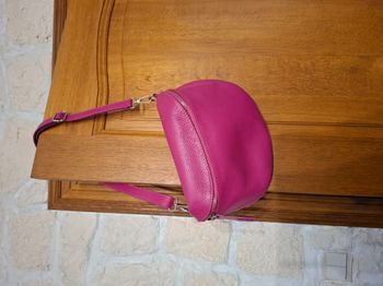 sac banane en cuir fuchsia