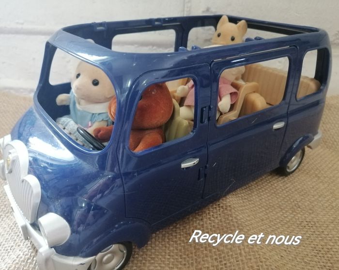 Voiture et figurines sylvanian
