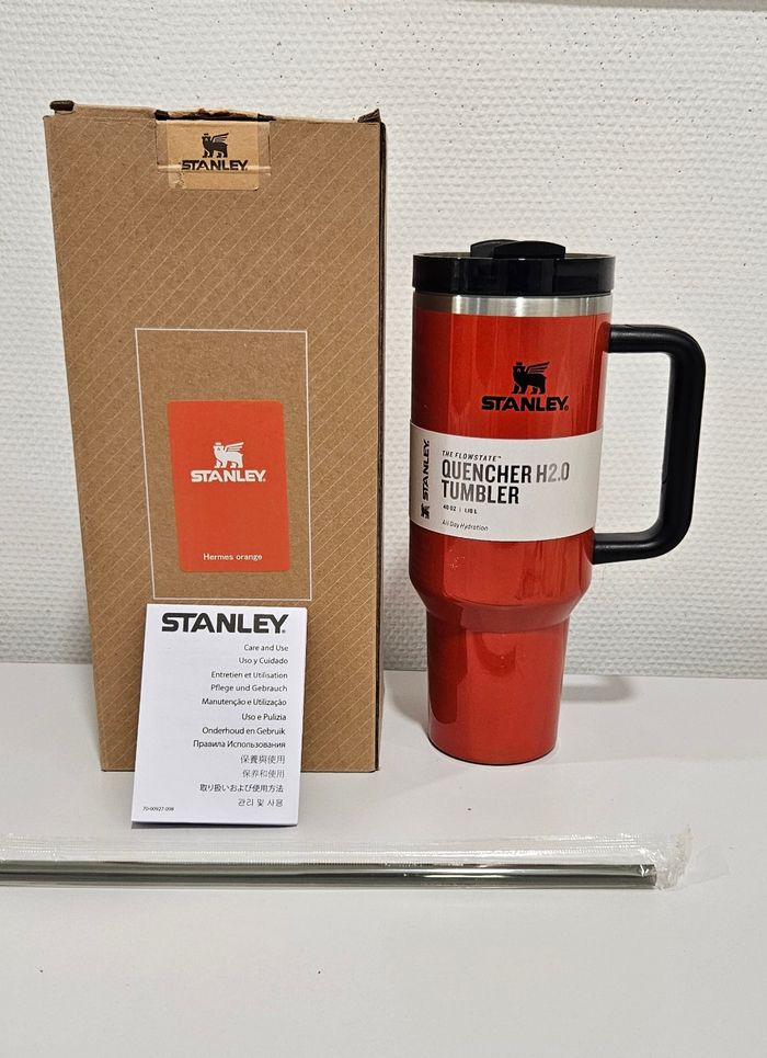 Dans la gourde Stanley, la com coule à flots | Libération