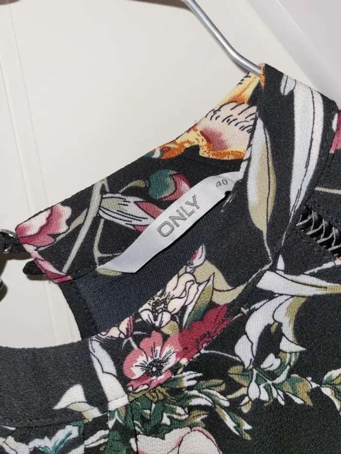 Jolie tunique Only noir détail fleur 🌸 - photo numéro 5