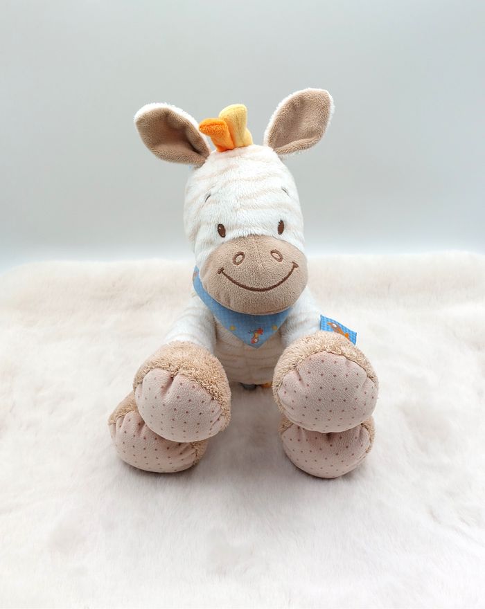 Peluche doudou zèbre blanc bleu rayé beige Arthur et Louis NATTOU bandana cheval