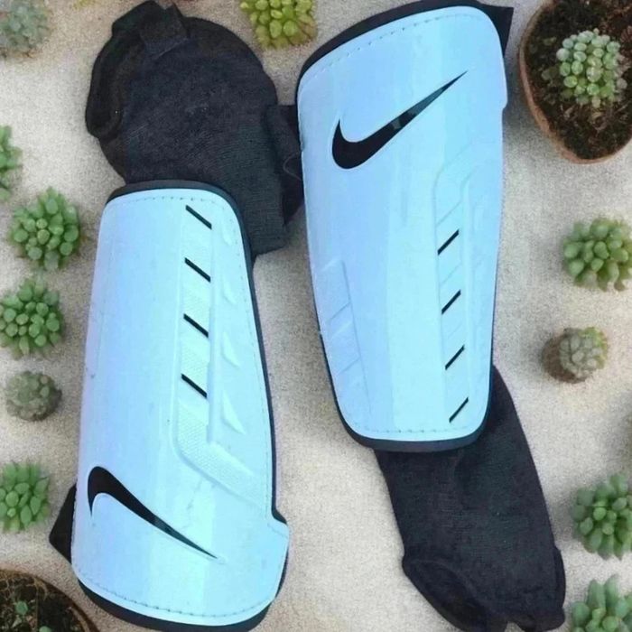 Protégés tibia. Nike plus un short noir 🌹 8 / 10 ans 🌹