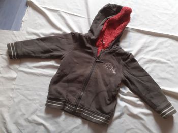 Veste grise à capuche mellotonee framboise écriture sequins argentés