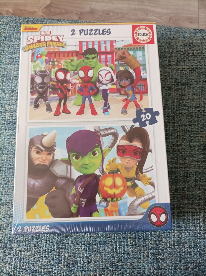 Lot 2 puzzles Marvel