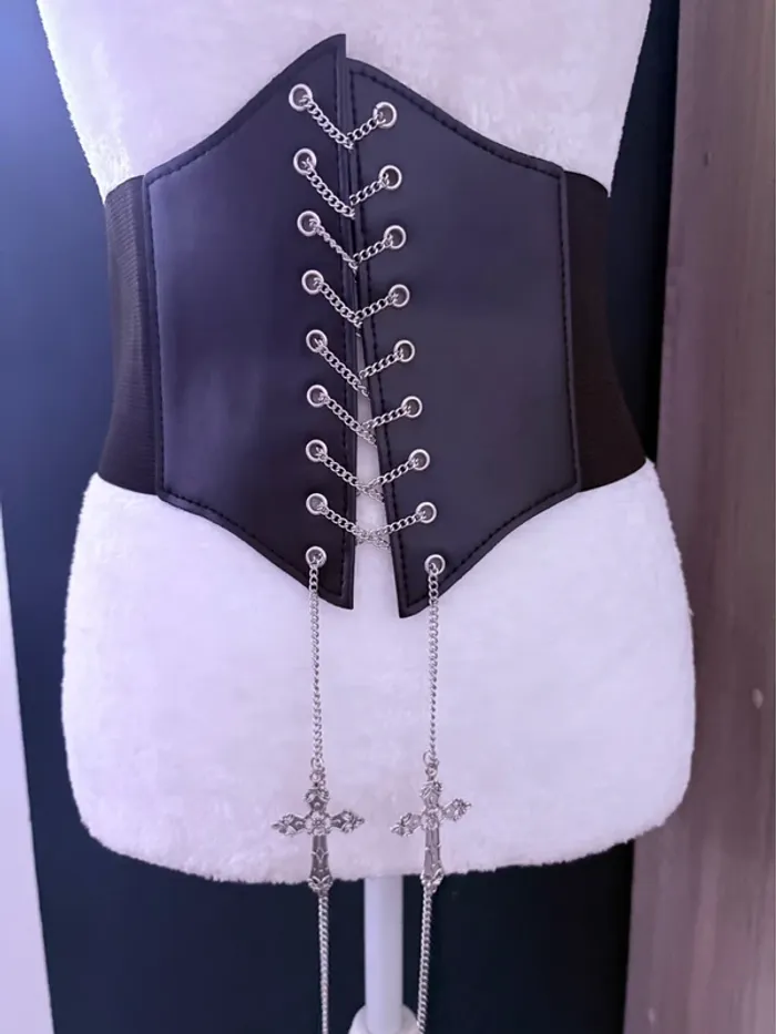 Serre taille corset ajustable avec chaîne et bijoux croix