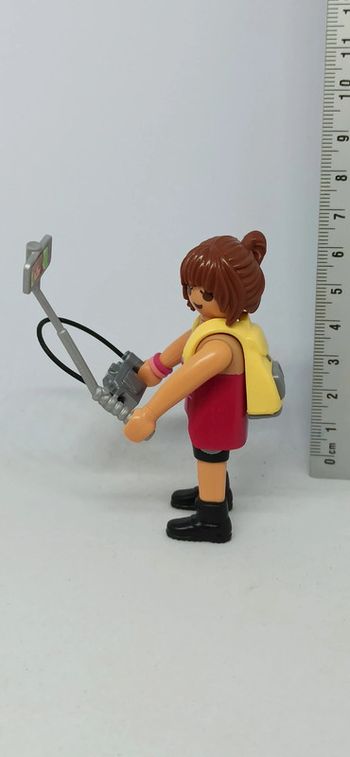 Femme randonneuse avec appareil photo et perche à selfie playmobil
