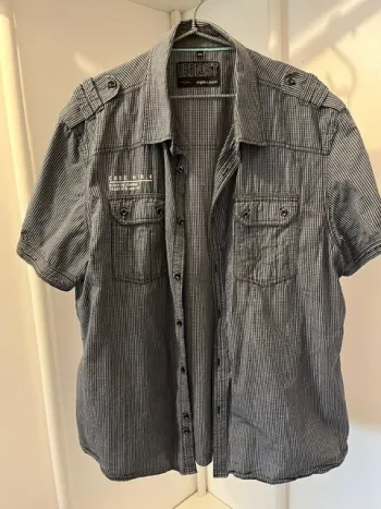 Chemise manches courtes finement rayée
