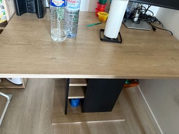Table à manger plus 2 chaises