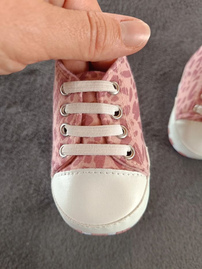 Chaussures style baskets bébé Fille motif léopard Pointure 18/19 - photo numéro 2