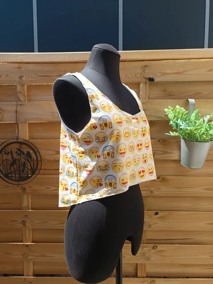 Crop top Emojis taille L - photo numéro 3