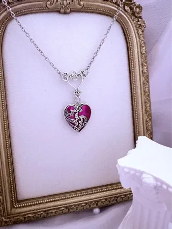 Collier avec bijoux cœur rouge et sa clé sur le fermoir