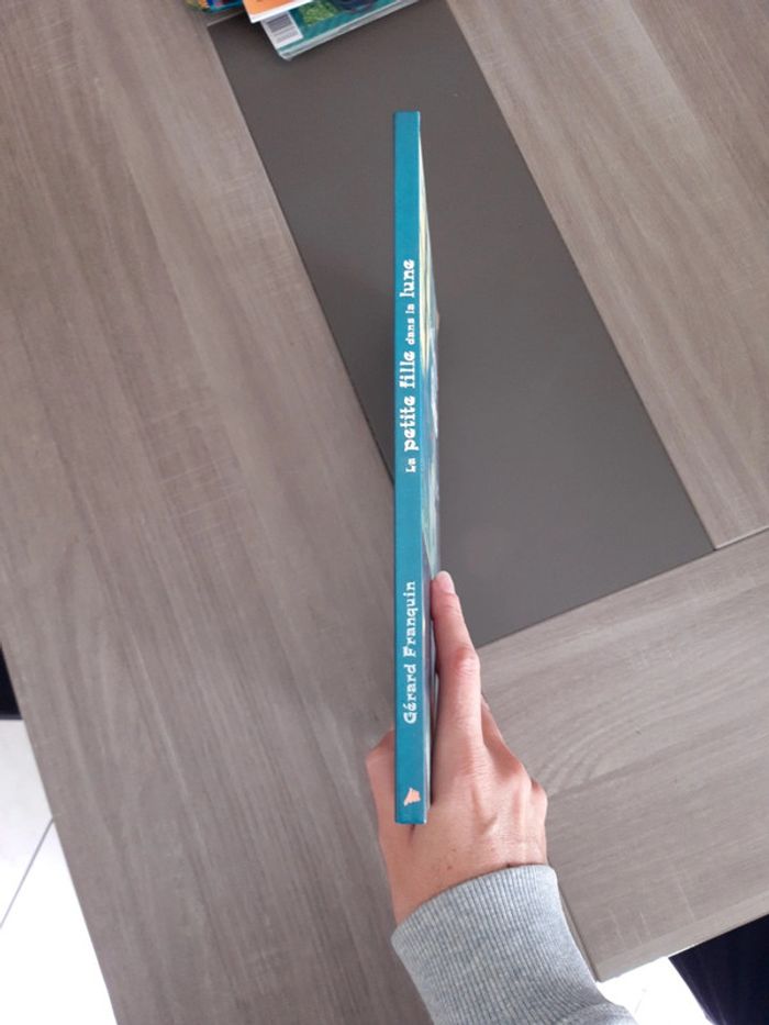 La petite fille dans la lune - photo numéro 3