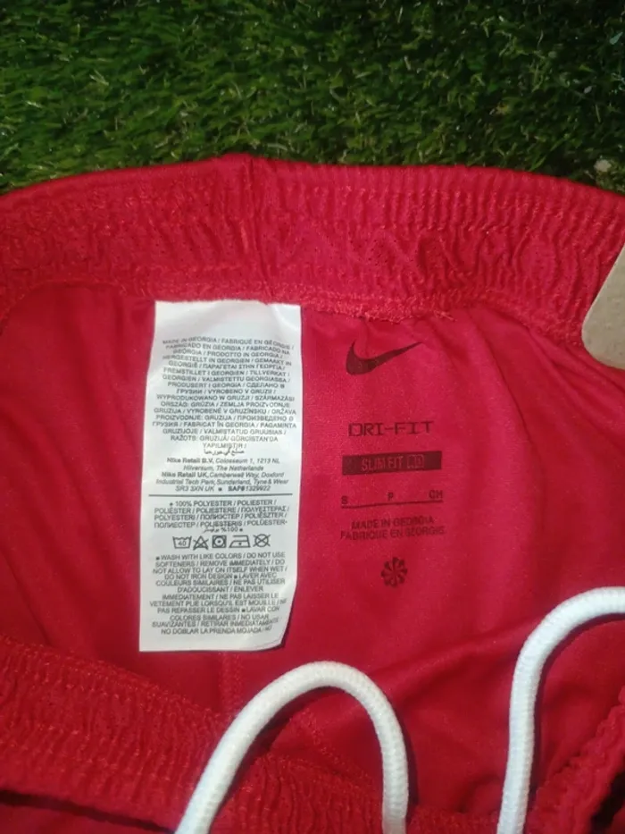 Short football Nike taille S rouge neuf - photo numéro 4
