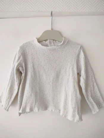 (a) t-shirt col roulé blanc à pois DPAM