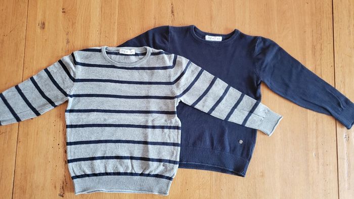 Lot 4 ans : 1 sweat polaire + 1 pantalon + 2 pulls + 1 chemise et 1 tee-shirt - photo numéro 2