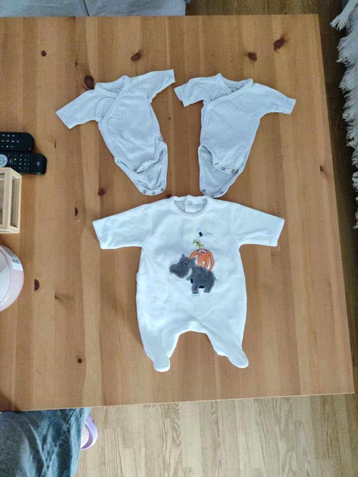 Lot 2 bodies et 1 pyjama Kiabi - photo numéro 8
